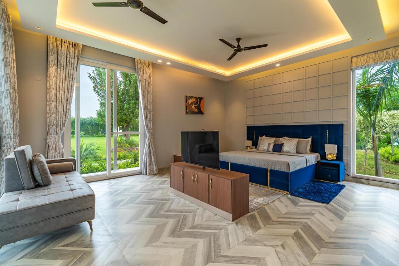 Stayvista At Serenity Farms With Pool, Lawn, Bonfire & Bbq Sohna Экстерьер фото
