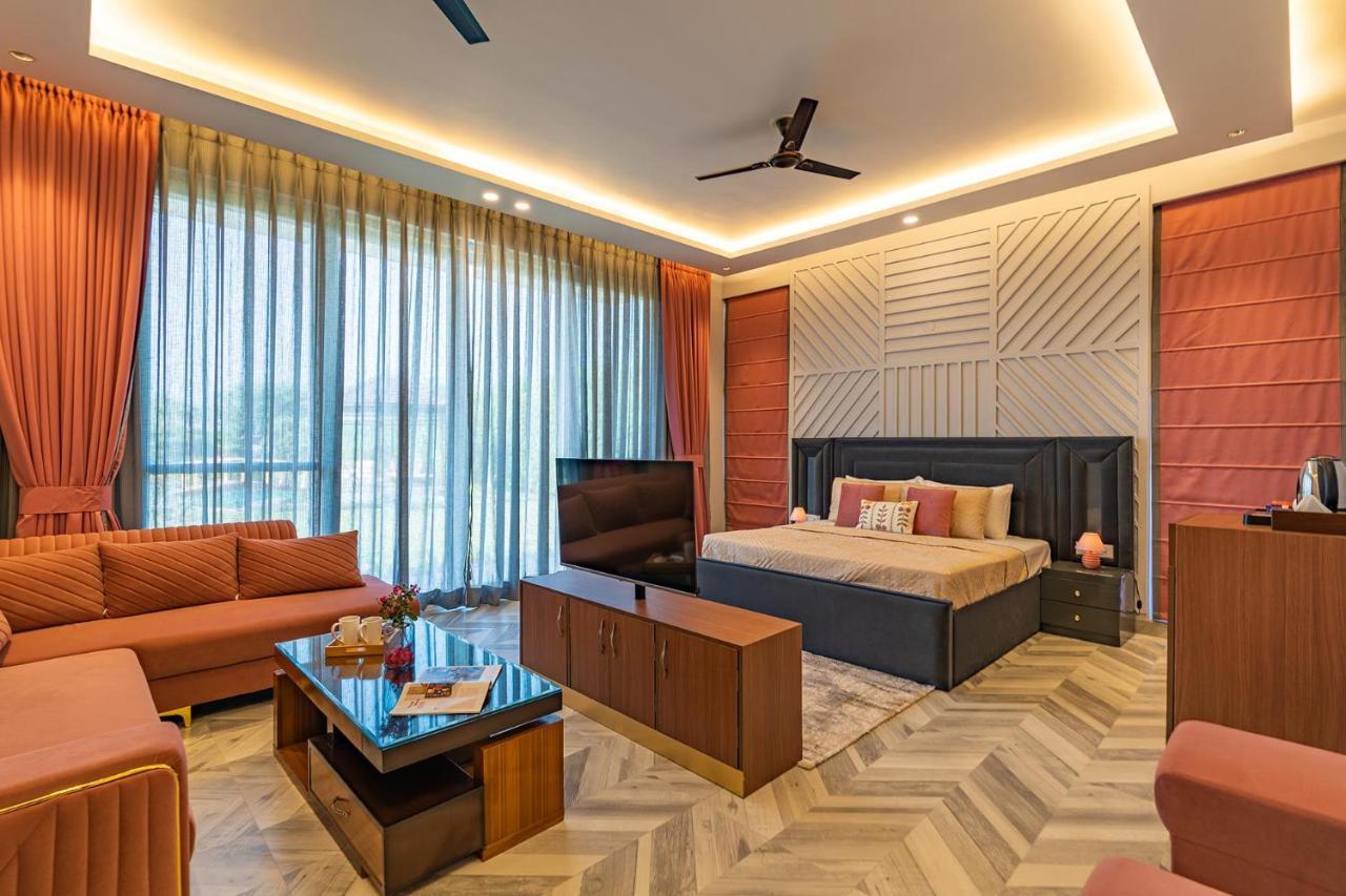 Stayvista At Serenity Farms With Pool, Lawn, Bonfire & Bbq Sohna Экстерьер фото